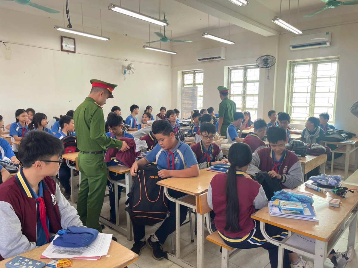 Công an xã ở Hà Nội phối hợp với nhà trường phòng ngừa bạo lực học đường